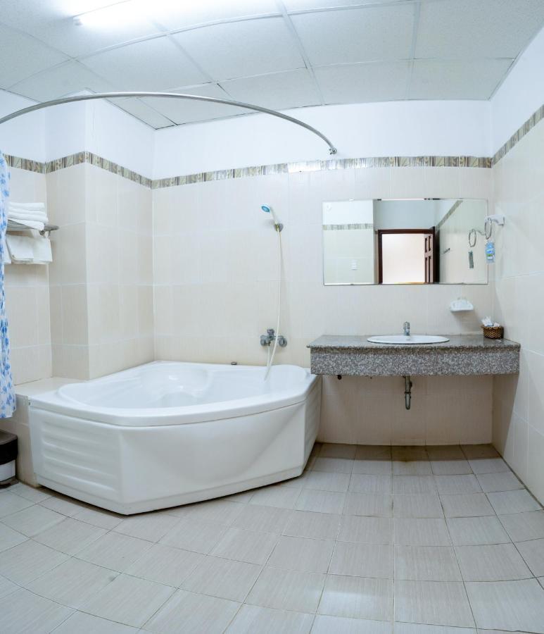 Hotel Khach San Bong Sen à Vi Thanh Extérieur photo
