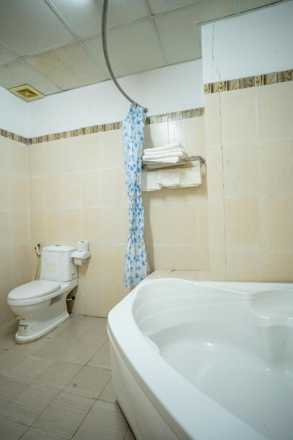 Hotel Khach San Bong Sen à Vi Thanh Extérieur photo